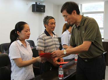 省總工會(huì)黨組書記、副主席陳震一行到順昌虹潤(rùn)精密儀器有限公司慰問困難職工